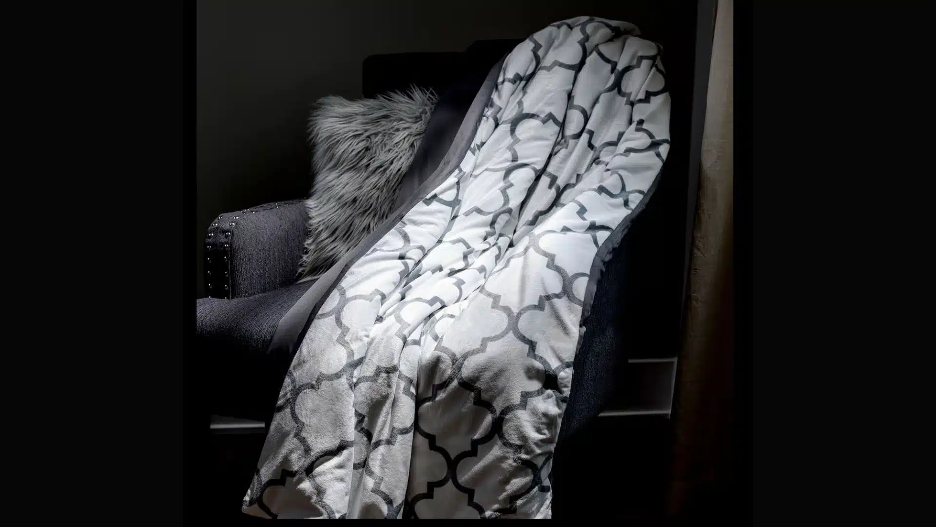 Lumoxe weighted blanket made from premium fabric