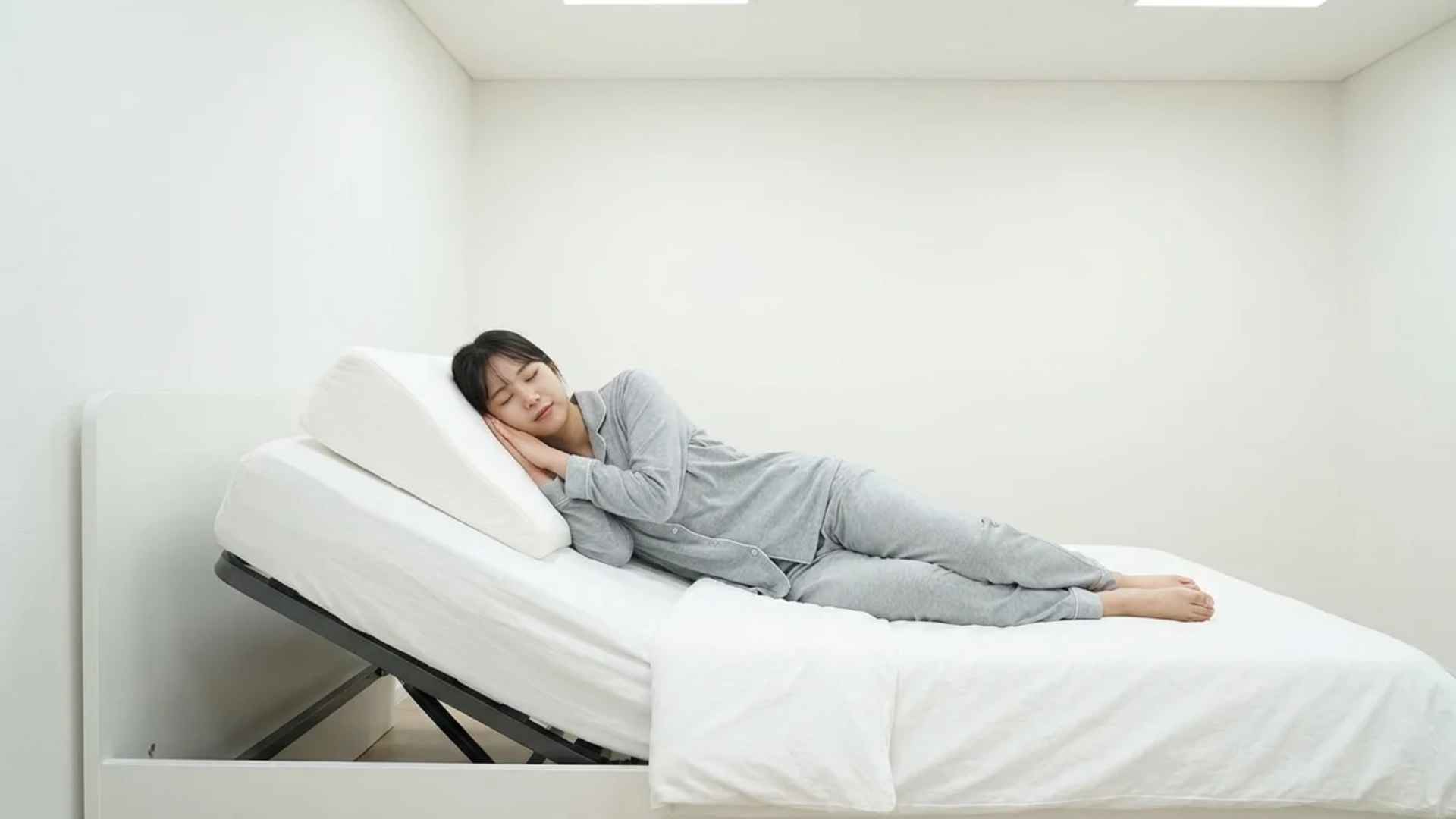 Reclined sleeping using wedge pillow reducing shoulder pressure during calcific tendonitis flare-up pain relief.