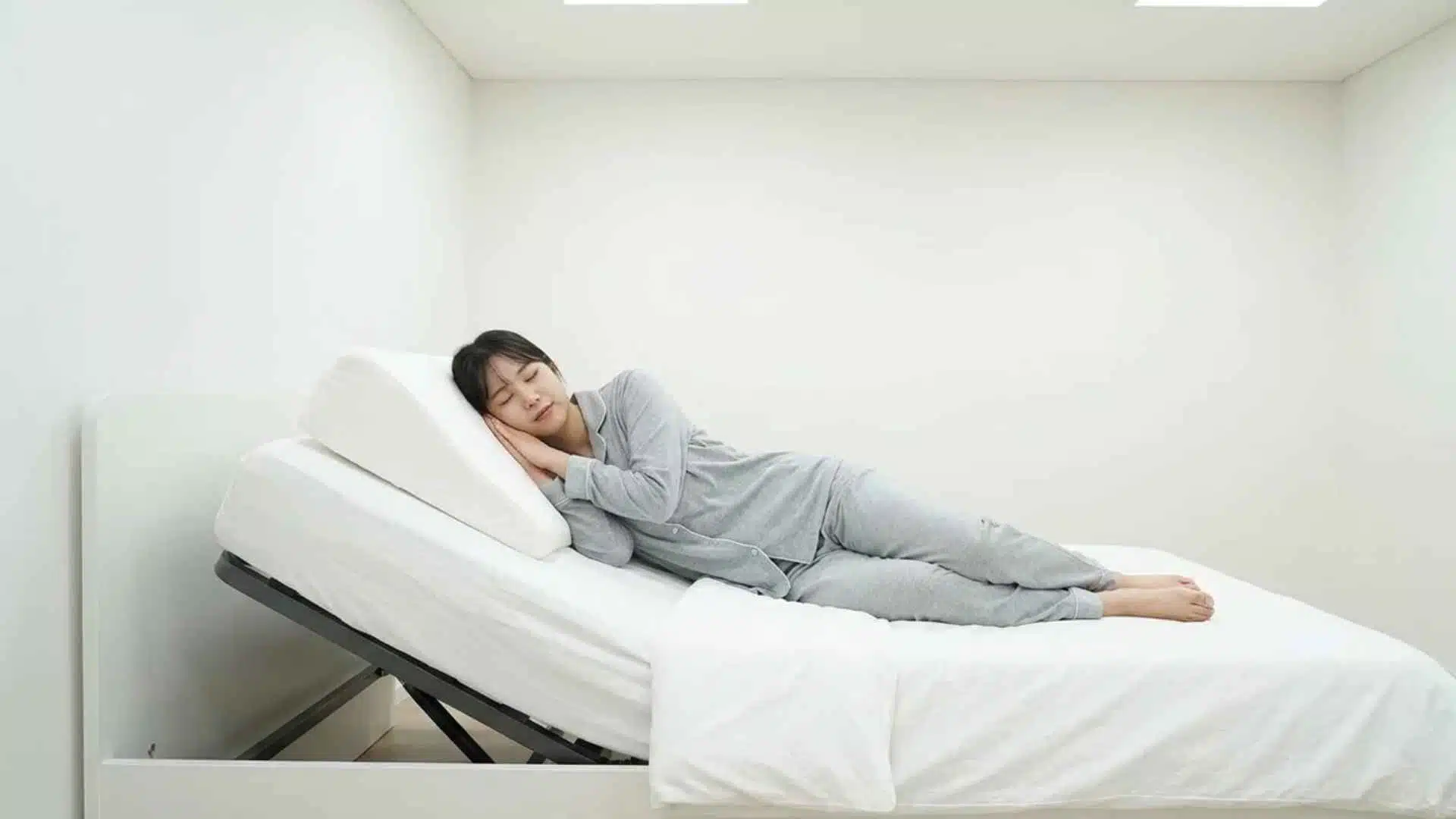 Reclined sleeping using wedge pillow reducing shoulder pressure during calcific tendonitis flare-up pain relief.